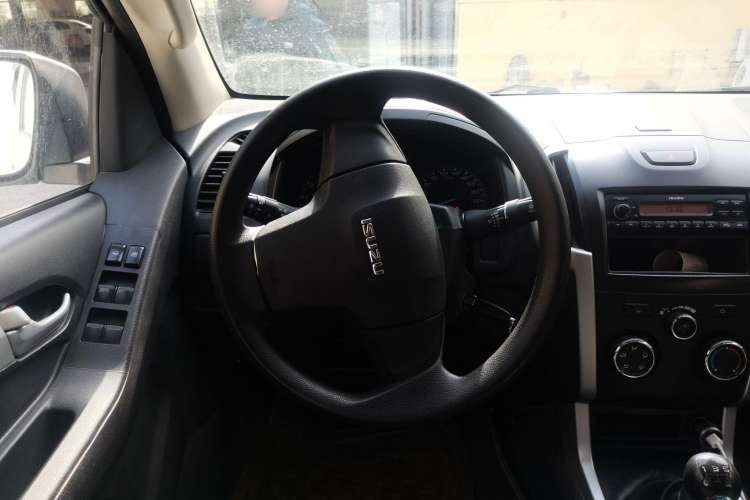 Used Isuzu D-MAX 2015 2.5T Two-Wheel Drive Manual High-Performance Base Version 4JK1
