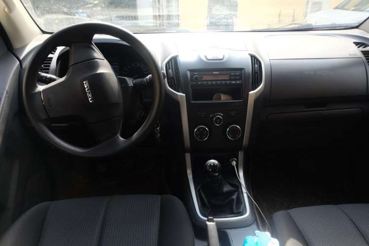 Used Isuzu D-MAX 2015 2.5T Two-Wheel Drive Manual High-Performance Base Version 4JK1
