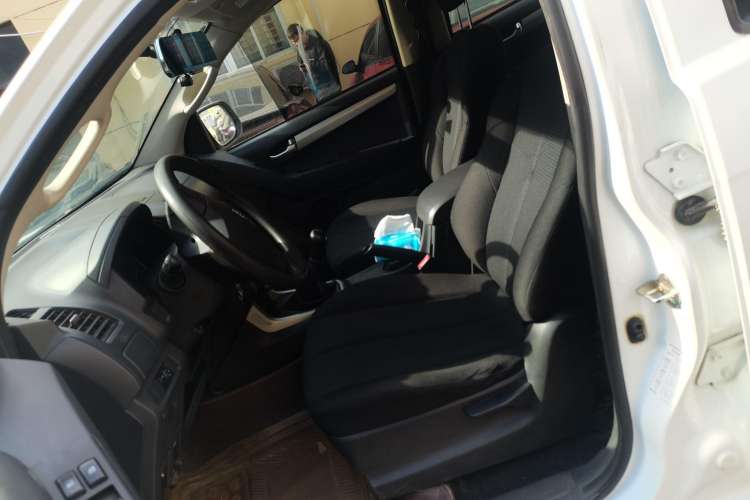 Used Isuzu D-MAX 2015 2.5T Two-Wheel Drive Manual High-Performance Base Version 4JK1
