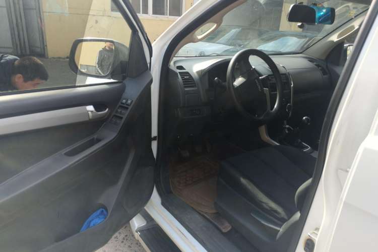 Used Isuzu D-MAX 2015 2.5T Two-Wheel Drive Manual High-Performance Base Version 4JK1
