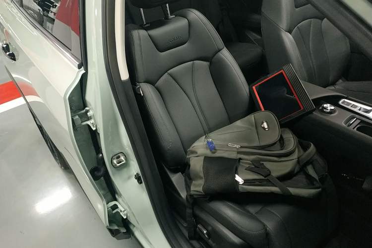 Used Dongfeng Aeolus Huge 2022 Mach Dual-Motor 1.5T MHD Dare-to-Dream Edition
