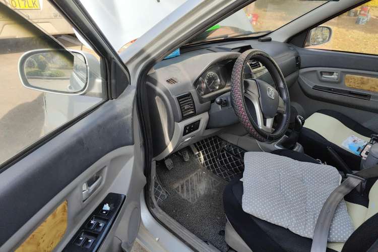 Used BAIC Weiwang M20 2013 1.5L Fashion Version BJ415B Driver Seat