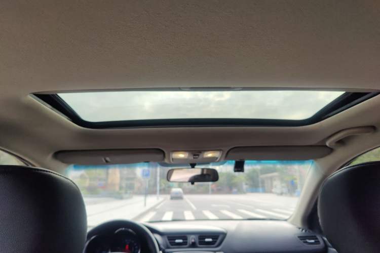 Used Kia K2 2012 Hatchback 1.6L AT Premium Commemorative Edition
