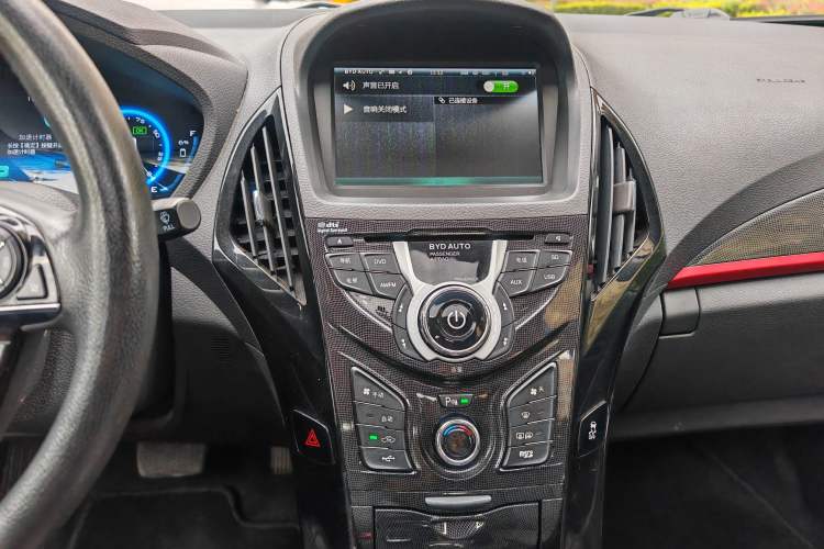 Used BYD Qin New Energy 2014 1.5T Cool Black Knight Flagship Model
