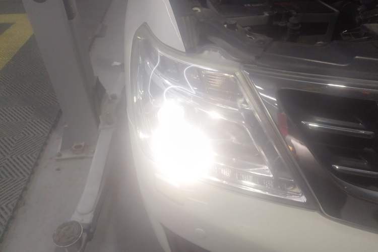 Used Nissan Patrol 2014 5.6L LE Right Front Headlight