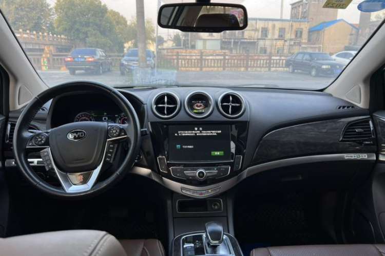 Used BYD Tang New Energy 2015 2.0T Four-Wheel-Drive Flagship Model Interior 1