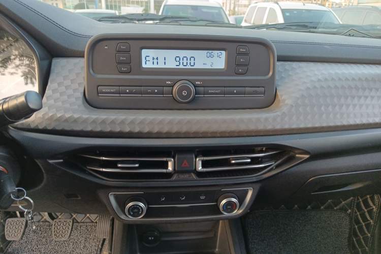 Used JMC Baodian 2022 2.5T Diesel 2WD Comfort Edition with Flat Bed and Extended Wheelbase – JX4D25A6L
