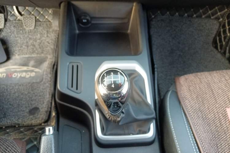 Used JMC Baodian 2022 2.5T Diesel 2WD Comfort Edition with Flat Bed and Extended Wheelbase – JX4D25A6L
