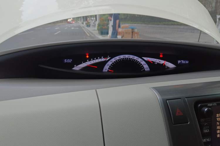 Used Toyota Previa 2006 2.4L 7-Seater Luxury Edition Odometer Close Up