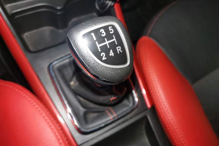 Used BAIC Senova X25 2015 1.5L manual Comfort trim level