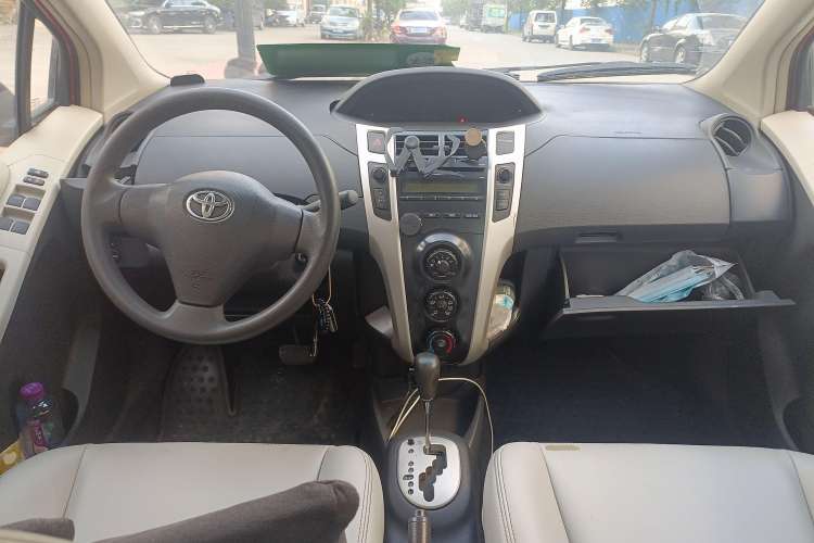 Used Toyota Yaris 2011 1.6E Automatic Charm Edition Center Console