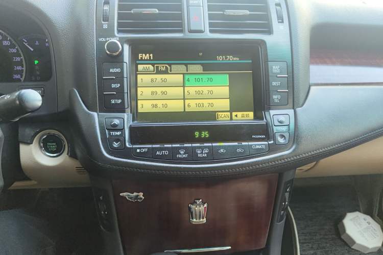 Used Toyota Crown 2011 2.5L Royal Special Edition with Leather and Sunroof
