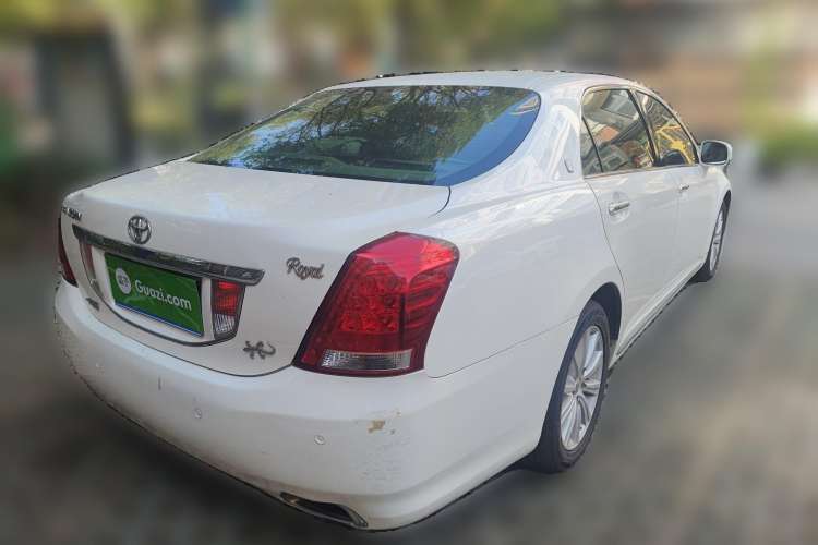 Used Toyota Crown 2011 2.5L Royal Special Edition with Leather and Sunroof
