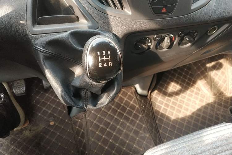 Used Ford Transit 2017 2.0T Diesel Van Mid-Chassis Mid-Roof China V Standard