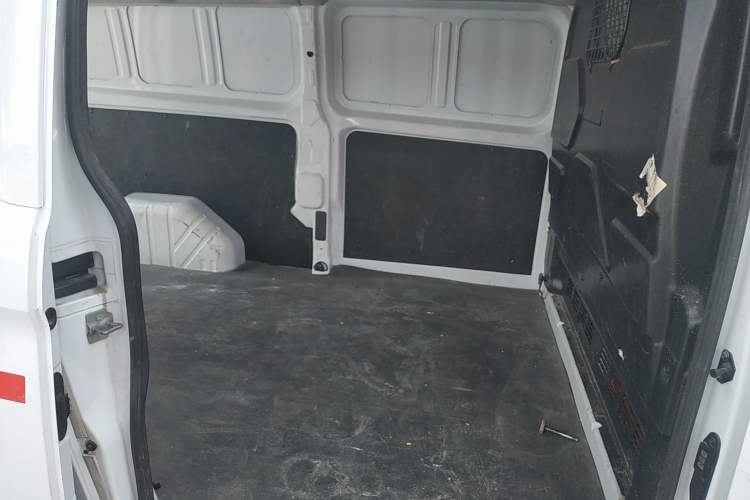 Used Ford Transit 2017 2.0T Diesel Van Mid-Chassis Mid-Roof China V Standard