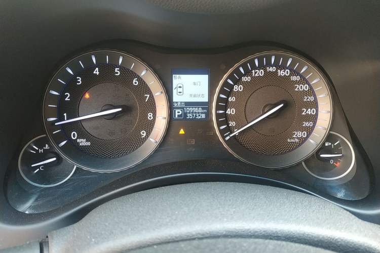 Used Infiniti Q70 2015 Q70L 2.5L Enjoyment Edition Odometer Close Up