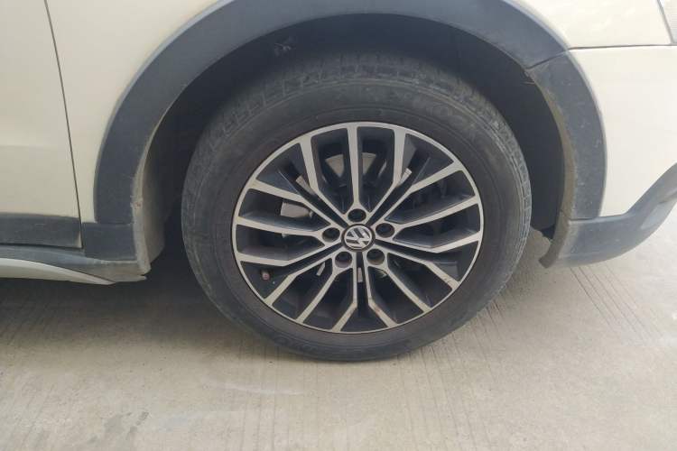 Used Volkswagen Cross Lavida 2014 1.4TSI DSG Right Front Wheel Hub