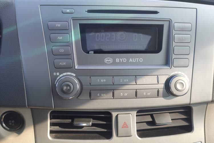 Used BYD M6 2013 2.0L Manual Comfort Edition
