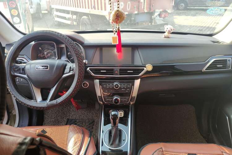 Used Zotye Domy X5 2017 Upgraded Model 1.5T CVT ZhiXian Edition Center Console