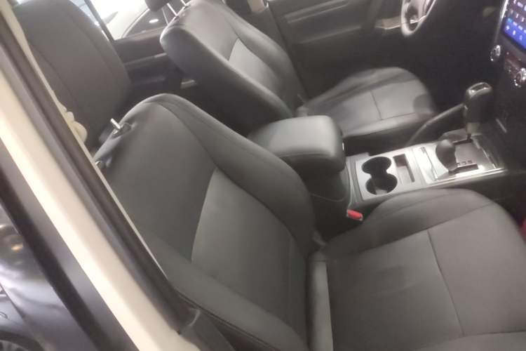 Used Mitsubishi Pajero 2015 3.0L Automatic Luxury Version China IV Standard
