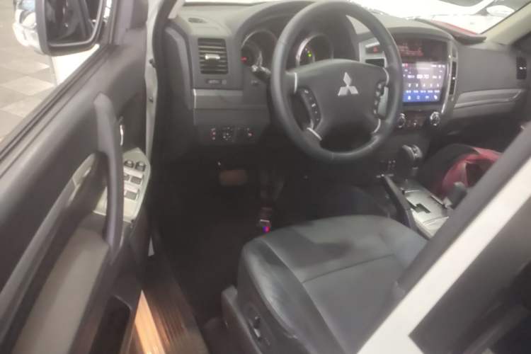 Used Mitsubishi Pajero 2015 3.0L Automatic Luxury Version China IV Standard
