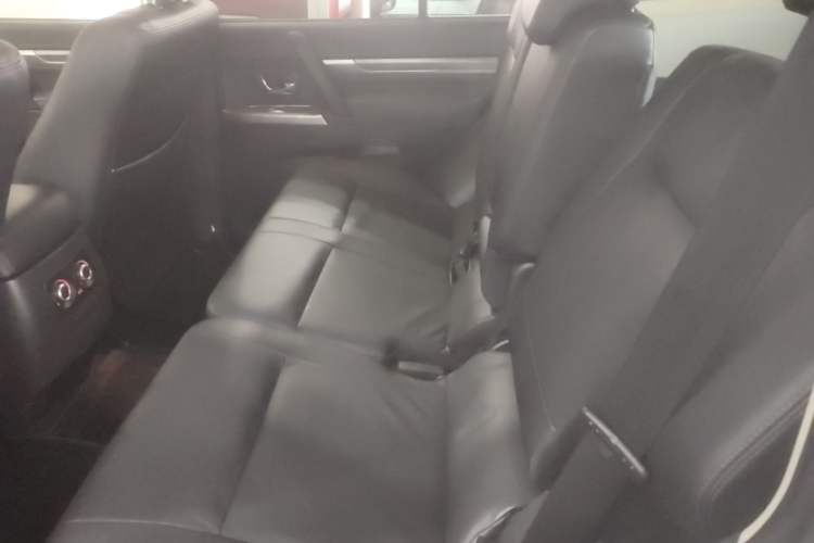 Used Mitsubishi Pajero 2015 3.0L Automatic Luxury Version China IV Standard
