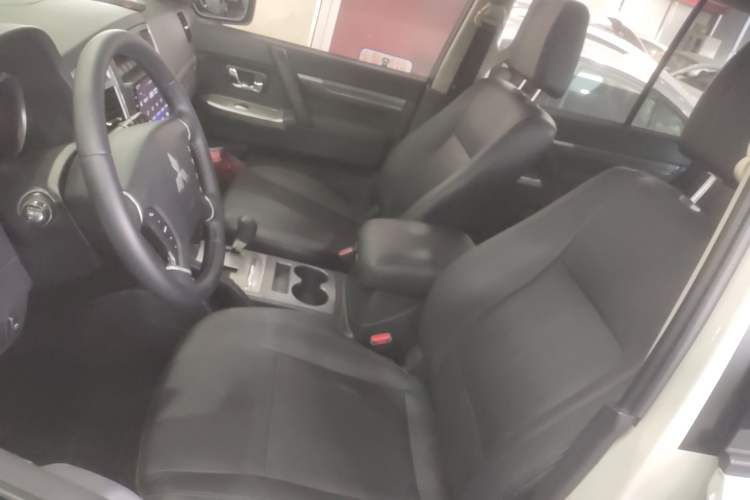 Used Mitsubishi Pajero 2015 3.0L Automatic Luxury Version China IV Standard
