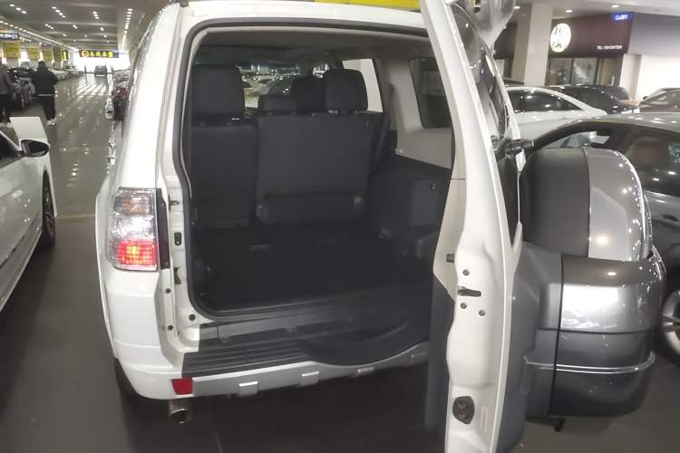 Used Mitsubishi Pajero 2015 3.0L Automatic Luxury Version China IV Standard
