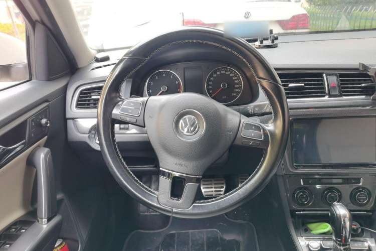 Used Volkswagen Cross Lavida 2014 1.4TSI DSG
