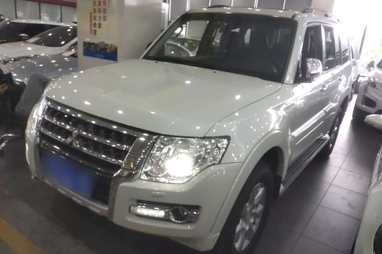 Used Mitsubishi Pajero 2015 3.0L Automatic Luxury Version China IV Standard