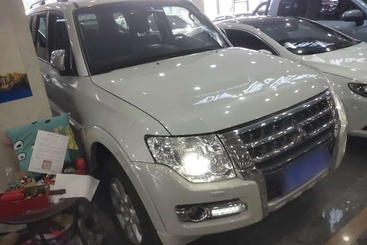 Used Mitsubishi Pajero 2015 3.0L Automatic Luxury Version China IV Standard
