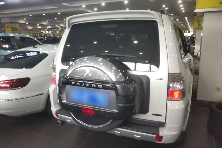 Used Mitsubishi Pajero 2015 3.0L Automatic Luxury Version China IV Standard
