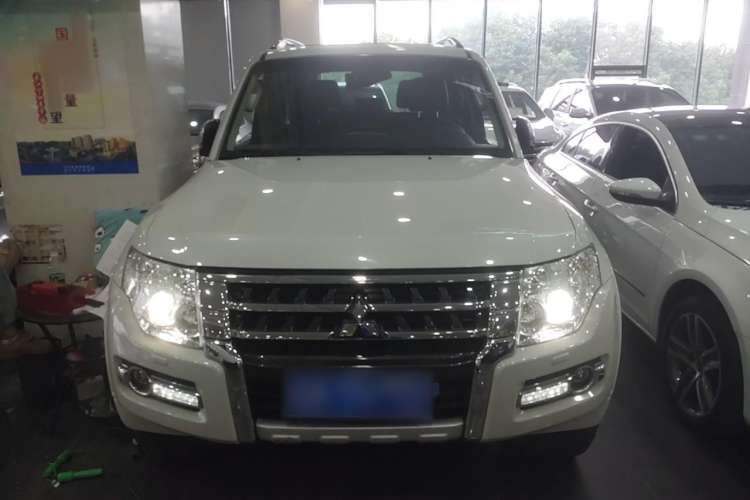 Used Mitsubishi Pajero 2015 3.0L Automatic Luxury Version China IV Standard
