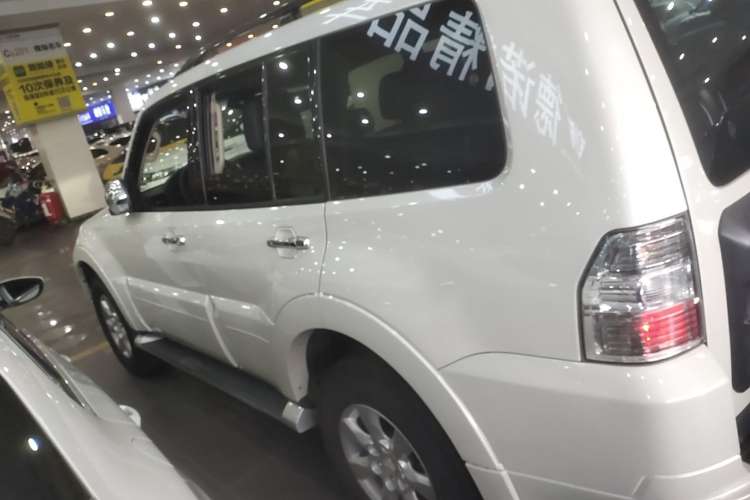 Used Mitsubishi Pajero 2015 3.0L Automatic Luxury Version China IV Standard
