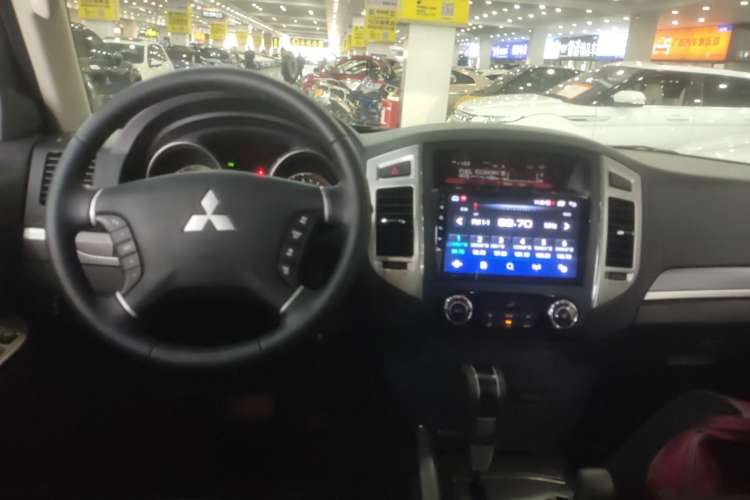 Used Mitsubishi Pajero 2015 3.0L Automatic Luxury Version China IV Standard
