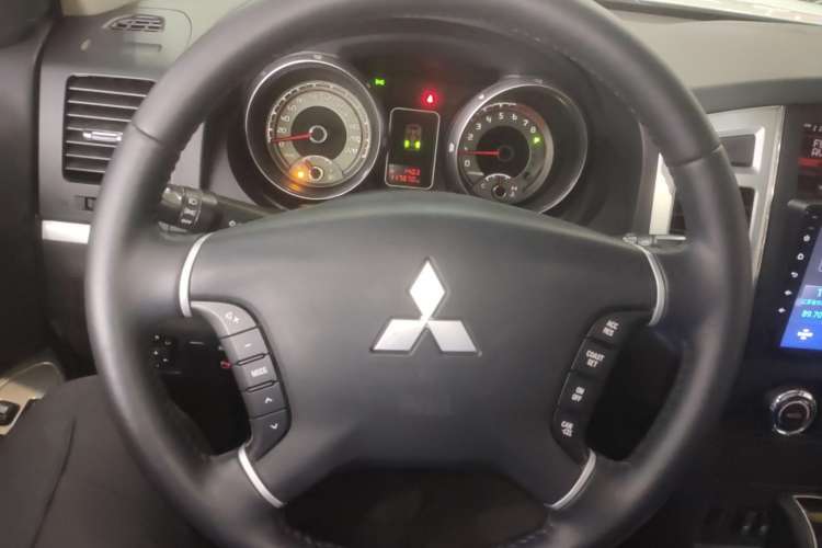 Used Mitsubishi Pajero 2015 3.0L Automatic Luxury Version China IV Standard
