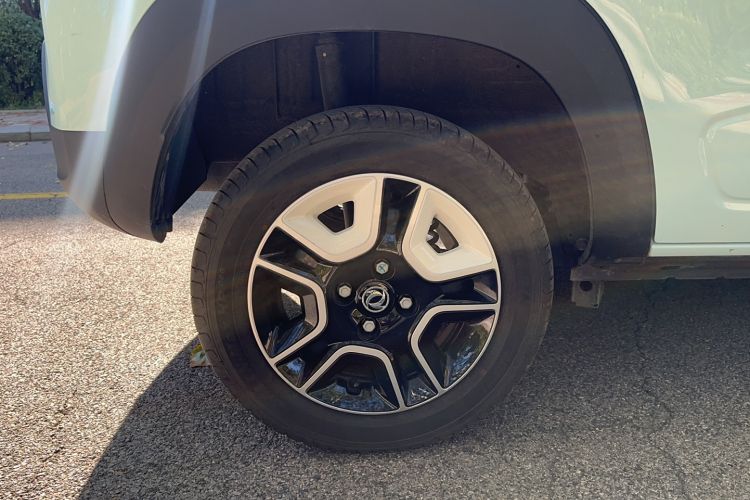 Used Dongfeng NAMMI BOX 2022 Revised Light Wind Edition 201 km Standard Version Right Rear Wheel Hub