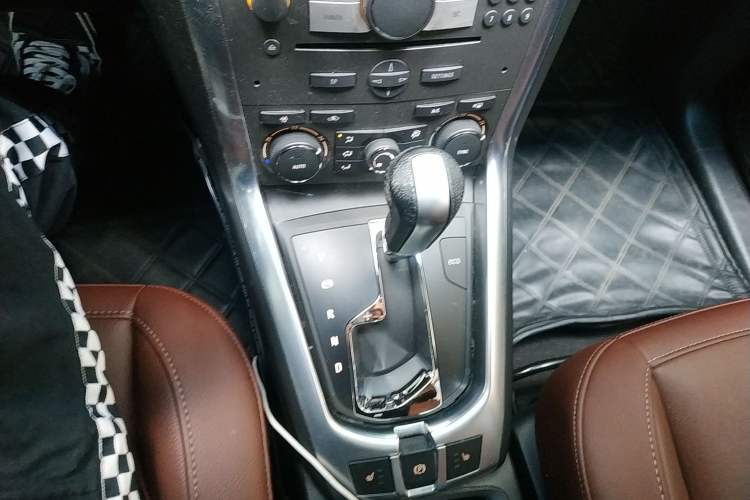 Used Opel Antara 2013 2.4L Two-Wheel-Drive Luxury Edition