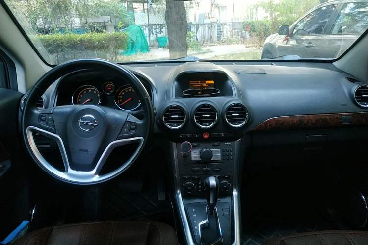 Used Opel Antara 2013 2.4L Two-Wheel-Drive Luxury Edition