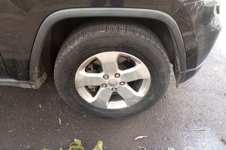 Used Jeep Grand Cherokee 2011 Revised Version 3.6L Comfort Edition Right Front Wheel Hub