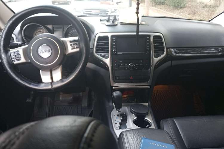 Used Jeep Grand Cherokee 2011 Revised Version 3.6L Comfort Edition Center Console