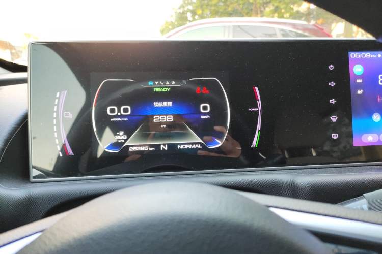 Used ORA White Cat 2022 Upgraded Model 305km Range Luxury Version Lithium-Ion Battery
