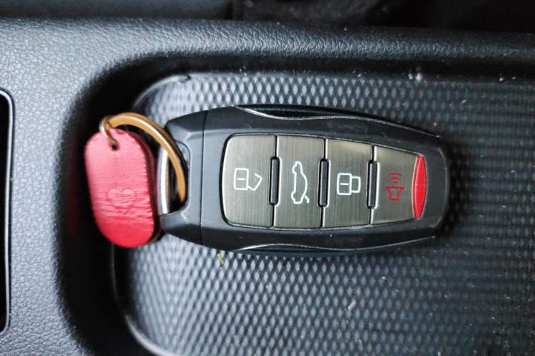 Used ORA White Cat 2022 Upgraded Model 305km Range Luxury Version Lithium-Ion Battery
