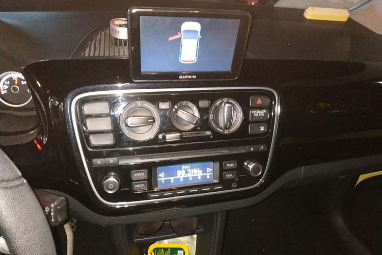 Used Volkswagen up! 2015 1.0L go high!
