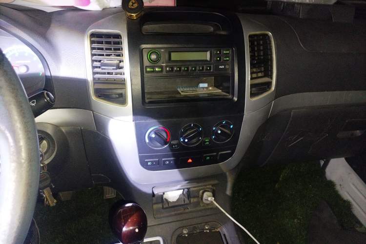 Used Foton Scenic 2014 2.0L Express Classic Short-Wheelbase Low-Roof 4Q20M
