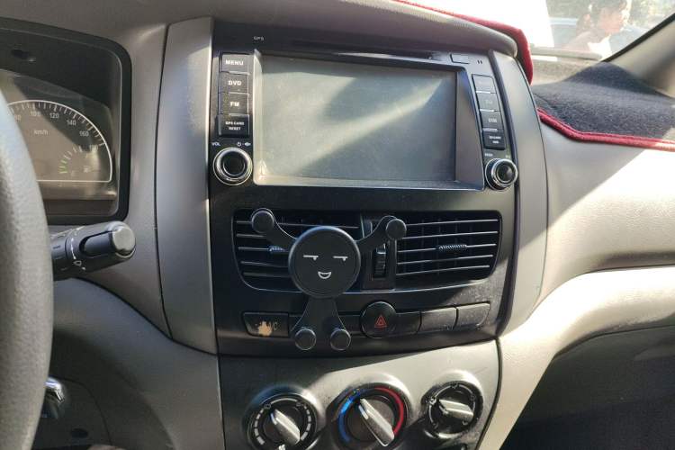 Used Dongfeng Shuaike 2013 Revised Version 1.5L Manual Comfort Trim 7 Seats China IV Standard
