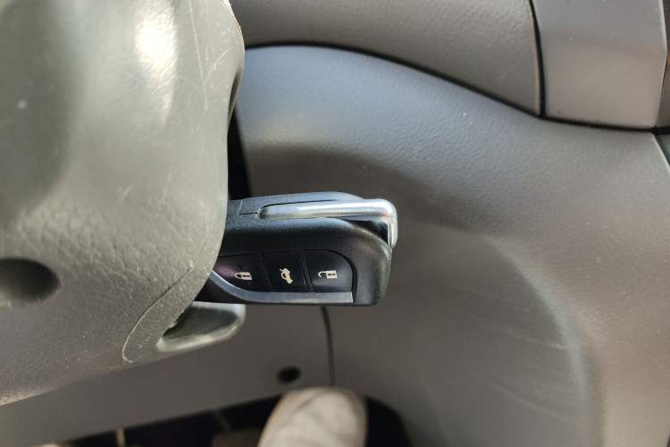 Used Dongfeng Shuaike 2013 Revised Version 1.5L Manual Comfort Trim 7 Seats China IV Standard
