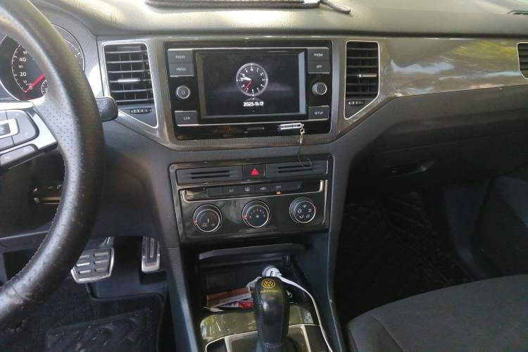 Used Volkswagen Golf Sportsvan 2016 230TSI Automatic Trend Edition Audio And AC Panel