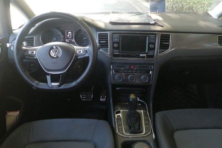 Used Volkswagen Golf Sportsvan 2016 230TSI Automatic Trend Edition Center Console