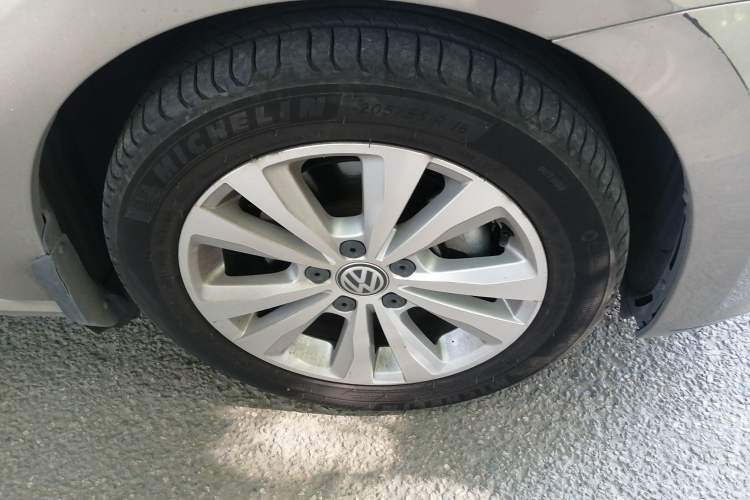 Used Volkswagen Golf Sportsvan 2016 230TSI Automatic Trend Edition Right Front Wheel Hub